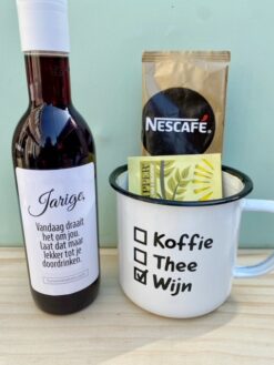 wijn en mok cadeautje bestaat uit een mini flesje wijn met grappige mok