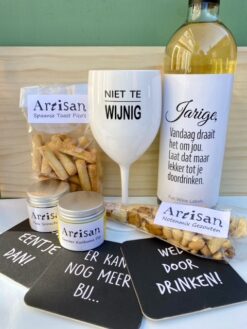 Borrel & Kunststof Glas Wijnpakket bevat een fles wijn met kunststof wijnglas, wijnviltjes en een ambachtelijke borrelhapje