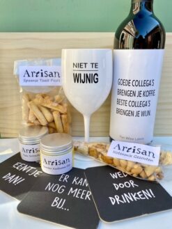 Borrel & Kunststof Glas Wijnpakket bevat een fles wijn met kunststof wijnglas, wijnviltjes en een ambachtelijke borrelhapje