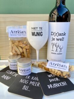 Borrel & Kunststof Glas Wijnpakket bevat een fles wijn met kunststof wijnglas, wijnviltjes en een ambachtelijke borrelhapje