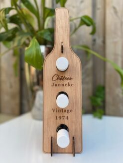 houten wijnrekje in de vorm van een fles wijn met 3 kleine flesjes wijn erin gepersonaliseerd met geboortedatum en naam