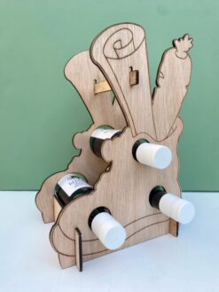 wijnrek sint in de vorm van een schoen met ruimte voor 3 kleine flesjes wijn. hét Sint cadeau voor wijnliefhebbers