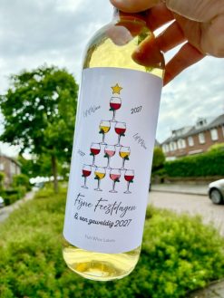 Limited Edition Kerst Wijnetiket is maar 7 weken verkrijgbaar (tot en met 31 december 2026) en op = op. Dit etiket maakt van elke fles wijn een origineel cadeau, bovendien plak je het gemakkelijk over een bestaand wijnetiket heen. Een perfect cadeau om mee te nemen naar het Kerstdiner dit jaar!.