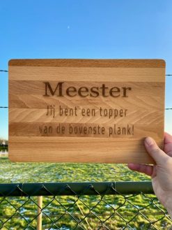 Borrelplank Meester Topper, van duurzaam beukenhout met een hilarisch quote