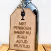 Houten Wijnlabel Pensioen. Hang humor aan je fles wijn met deze duurzame houten wijnlabels. Origineel en grappig cadeautje