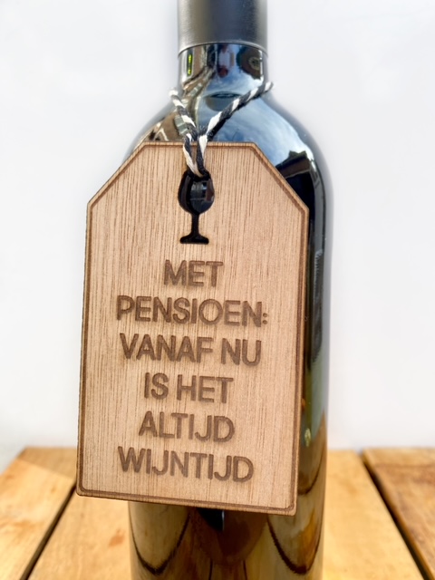 Houten Wijnlabel Pensioen. Hang humor aan je fles wijn met deze duurzame houten wijnlabels. Origineel en grappig cadeautje