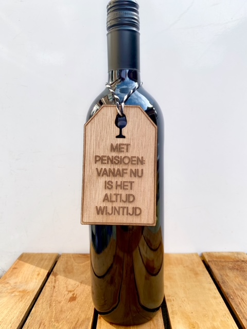 Houten Wijnlabel Pensioen. Hang humor aan je fles wijn met deze duurzame houten wijnlabels. Origineel en grappig cadeautje
