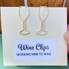 Wine Clips zijn 2 grote paperclips in de vorm van een wijnglas. Verpakt als cadeautje in een heldere verpakking plus cadeausticker. Top collega cadeau!