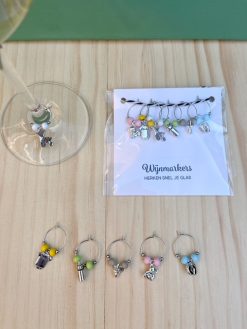 Wijnglas Markers Geboorte, herken je eigen wijnglas door een sieraad met bedel aan