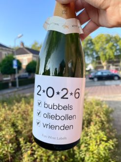 Wijnetiket '2025' is een grappig en origineel cadeau voor je gastvrouw. Uitgenodigd voor een Oud & Nieuw feestje? Geef iets onvergetelijks!