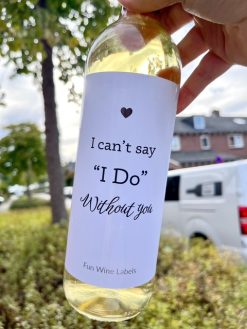 Wijnetiket 'I Do' maakt van elke fles wijn een origineel cadeau en je plakt het gemakkelijk over een bestaand wijnetiket heen. Leuk cadeau om te geven aan iemand die je op een speciale manier wilt vragen op je bruiloft
