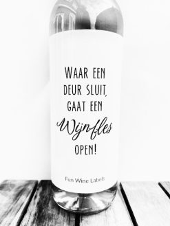 Wijnetiket 'Wijnfles Open' maakt van elke fles wijn een origineel cadeau en je plakt het gemakkelijk over een bestaand wijnetiket heen. Origineel cadeau om iemand die met tegenslag te maken heeft een hart onder de riem te steken