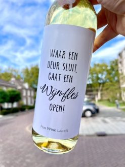Wijnetiket 'Wijnfles Open' maakt van elke fles wijn een origineel cadeau en je plakt het gemakkelijk over een bestaand wijnetiket heen. Origineel cadeau om iemand die met tegenslag te maken heeft een hart onder de riem te steken