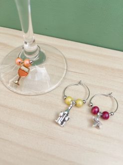 Wijnglas Sieraden Birthday (3 stuks) zijn sieraden om het wijnglas van de jarige mee op te vrolijken! Ludiek verpakt met een Happy Birthday kaart.