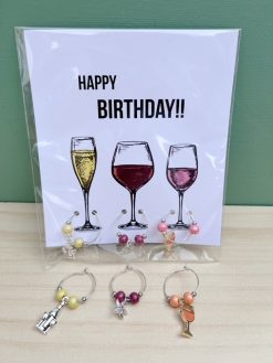 Wijnglas Sieraden Birthday (3 stuks) zijn sieraden om het wijnglas van de jarige mee op te vrolijken! Ludiek verpakt met een Happy Birthday kaart.