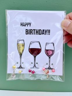 Wijnglas Sieraden Birthday (3 stuks) zijn sieraden om het wijnglas van de jarige mee op te vrolijken! Ludiek verpakt met een Happy Birthday kaart.
