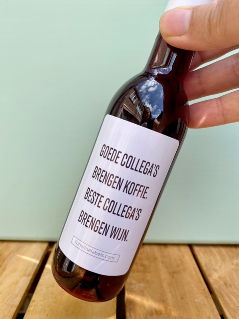 Mini flesje wijn met hilarisch collega wijn quote