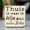 Houten ’tegeltje’ Thuis is een duurzame, houten alternatief voor een keramiek tegeltje. Met uitgesneden ‘cut-out’ quote en inclusief houten standaard.
