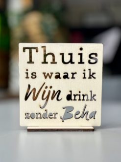 Houten ’tegeltje’ Thuis is een duurzame, houten alternatief voor een keramiek tegeltje. Met uitgesneden ‘cut-out’ quote en inclusief houten standaard.