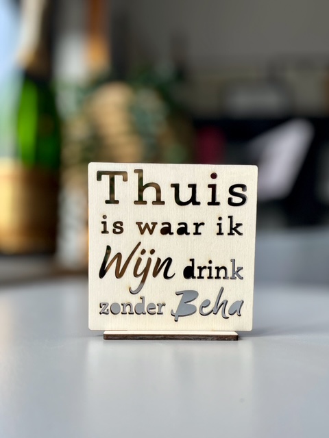 Houten ’tegeltje’ Thuis is een duurzame, houten alternatief voor een keramiek tegeltje. Met uitgesneden ‘cut-out’ quote en inclusief houten standaard.