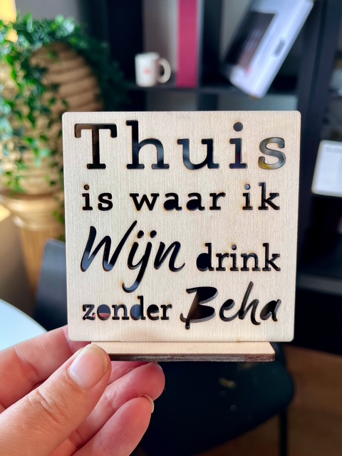 Houten ’tegeltje’ Thuis is een duurzame, houten alternatief voor een keramiek tegeltje. Met uitgesneden ‘cut-out’ quote en inclusief houten standaard.