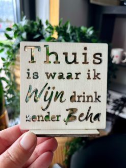 Houten ’tegeltje’ Thuis is een duurzame, houten alternatief voor een keramiek tegeltje. Met uitgesneden ‘cut-out’ quote en inclusief houten standaard.