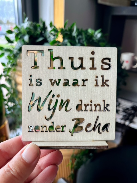 Houten ’tegeltje’ Thuis is een duurzame, houten alternatief voor een keramiek tegeltje. Met uitgesneden ‘cut-out’ quote en inclusief houten standaard.