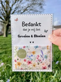 Kaart en bloemzaden Kleur is een super lieve kleine attentie om de juf en meester van je kind mee te bedanken aan het einde van het schooljaar.