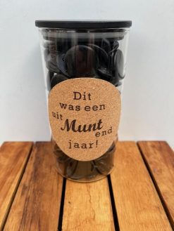 Plak sticker kurk – zoetste vd klas op een (voorraad of weck) pot gevuld met snoep voor een super juf of meester cadeau met een knipoog!