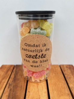 Plak sticker kurk – zoetste vd klas op een (voorraad of weck) pot gevuld met muntdrop voor een super juf of meester cadeau met een knipoog!