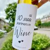 Partners in Wine Jaartal Etiket is een geweldig cadeau voor een stel! Geef ons het aantal jaar door en wij printen een persoonlijk etiket voor je uit!
