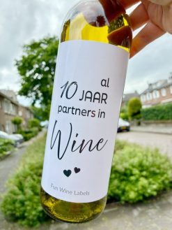 Partners in Wine Jaartal Etiket is een geweldig cadeau voor een stel! Geef ons het aantal jaar door en wij printen een persoonlijk etiket voor je uit!