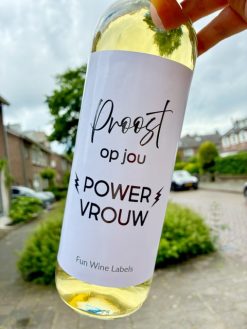 Wijnetiket 'Powervrouw' maakt van elke fles wijn een origineel cadeau en je plakt het gemakkelijk over een bestaand wijnetiket heen. Het is een perfect cadeau om een goede vriendin mee te feliciteren.