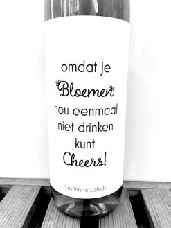 Wijnetiket 'Bloemen Cheers' maakt van elke fles wijn een origineel cadeau en je plakt het gemakkelijk over een bestaand wijnetiket heen.