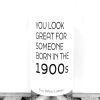 Wijnetiket 'Born 1900s' maakt van elke fles wijn een origineel cadeau en je plakt het gemakkelijk over een bestaand wijnetiket heen.
