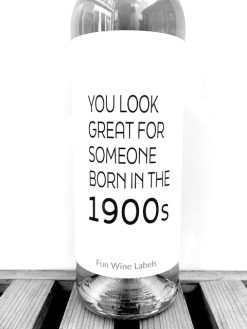 Wijnetiket 'Born 1900s' maakt van elke fles wijn een origineel cadeau en je plakt het gemakkelijk over een bestaand wijnetiket heen.