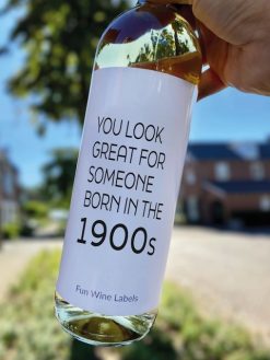 Wijnetiket 'Born 1900s' maakt van elke fles wijn een origineel cadeau en je plakt het gemakkelijk over een bestaand wijnetiket heen.