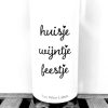 Wijnetiket 'Huisje Wijntje Feestje' maakt van elke fles wijn een origineel cadeau en je plakt het gemakkelijk over een bestaand wijnetiket heen.