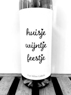 Wijnetiket 'Huisje Wijntje Feestje' maakt van elke fles wijn een origineel cadeau en je plakt het gemakkelijk over een bestaand wijnetiket heen.