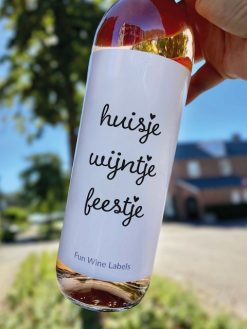 Wijnetiket 'Huisje Wijntje Feestje' maakt van elke fles wijn een origineel cadeau en je plakt het gemakkelijk over een bestaand wijnetiket heen.