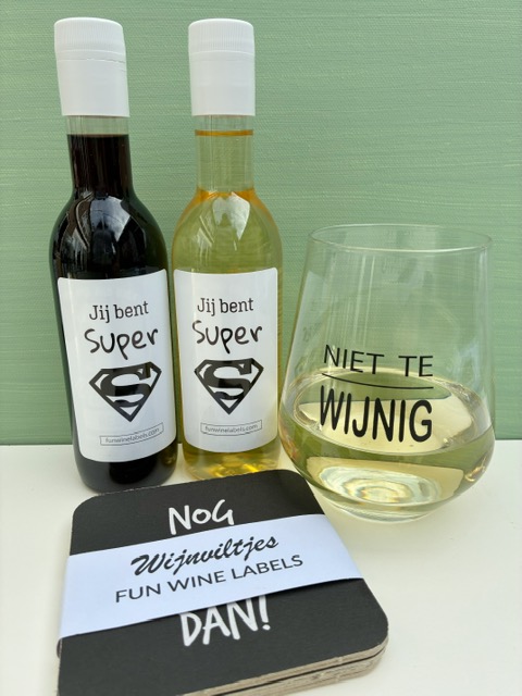 Proostbox heeft twee mini flesjes wijn, een 'niet te wijn' wijnglas én wijnviltjes met wijn quotes, een perfect cadeau voor een wijnliefhebber!