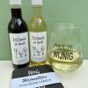 Proostbox heeft twee mini flesjes wijn, een 'niet te wijn' wijnglas én wijnviltjes met wijn quotes, een perfect cadeau voor een wijnliefhebber!