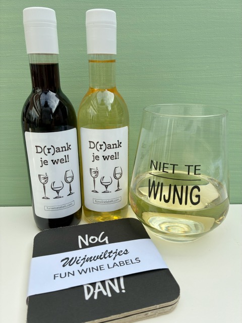Proostbox heeft twee mini flesjes wijn, een 'niet te wijn' wijnglas én wijnviltjes met wijn quotes, een perfect cadeau voor een wijnliefhebber!