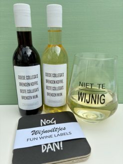 Proostbox heeft twee mini flesjes wijn, een 'niet te wijn' wijnglas én wijnviltjes met wijn quotes, een perfect cadeau voor een wijnliefhebber!