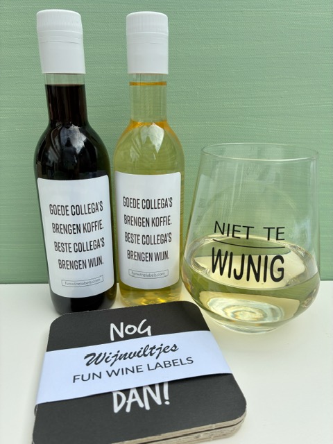 Proostbox heeft twee mini flesjes wijn, een 'niet te wijn' wijnglas én wijnviltjes met wijn quotes, een perfect cadeau voor een wijnliefhebber!