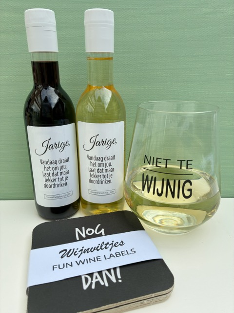 Proostbox heeft twee mini flesjes wijn, een 'niet te wijn' wijnglas én wijnviltjes met wijn quotes, een perfect cadeau voor een wijnliefhebber!