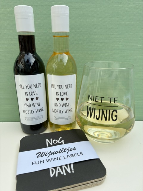 Proostbox heeft twee mini flesjes wijn, een 'niet te wijn' wijnglas én wijnviltjes met wijn quotes, een perfect cadeau voor een wijnliefhebber!