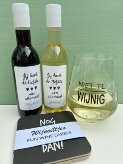 Proostbox heeft twee mini flesjes wijn, een 'niet te wijn' wijnglas én wijnviltjes met wijn quotes, een perfect cadeau voor een wijnliefhebber!